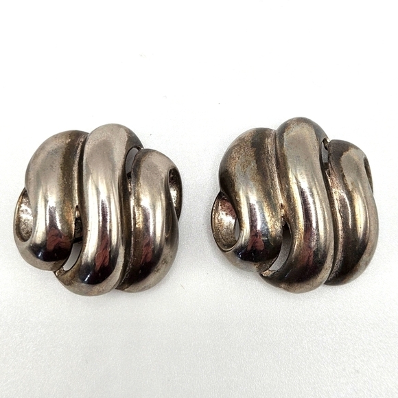 VINTAGE Erwin Pearl Silver-Tone Puffed Swirl Square Clip-On Earrings - Picture 2 of 6